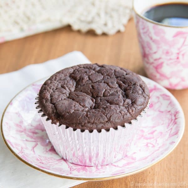 Flourless Healthy Chocolate Zucchini Muffins - so moist and tender, you don't have to tell anyone that this chocolaty breakfast treat is packed with veggies, protein, and fiber. | cupcakesandkalechips.com | gluten free, dairy free and sugar free options