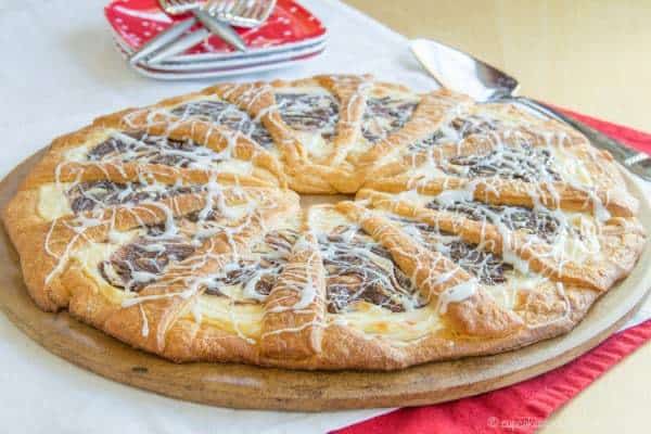 Nutella Swirl Cheese Danish Ring - a simple but special holiday recipe perfect for breakfast, brunch, or dessert. @Pillsbury Crescent Rolls make it easy! | cupcakesandkalechips.com | #Pillsbury #Safeway #ad