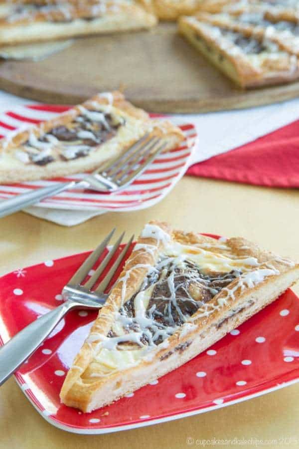 Nutella Swirl Cheese Danish Ring - a simple but special holiday recipe perfect for breakfast, brunch, or dessert. @Pillsbury Crescent Rolls make it easy! | cupcakesandkalechips.com | #Pillsbury #Safeway #ad