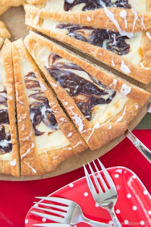 Nutella Swirl Cheese Danish Ring - a simple but special holiday recipe perfect for breakfast, brunch, or dessert. @Pillsbury Crescent Rolls make it easy! | cupcakesandkalechips.com | #Pillsbury #Safeway #ad