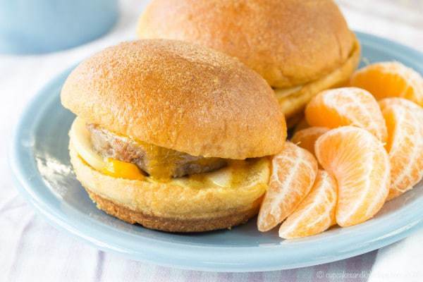 Apple turkey sausage breakfast sliders on a plate next to clementine wedges.