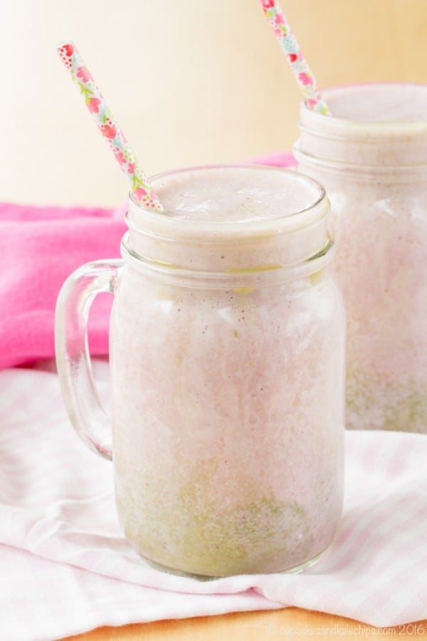 Matcha Swirl Strawberry Banana Smoothies - fuel up with this smoothie recipe that's a healthy copycat of the Starbucks Cherry Blossom Frappuccino | cupcakesandkalechips.com