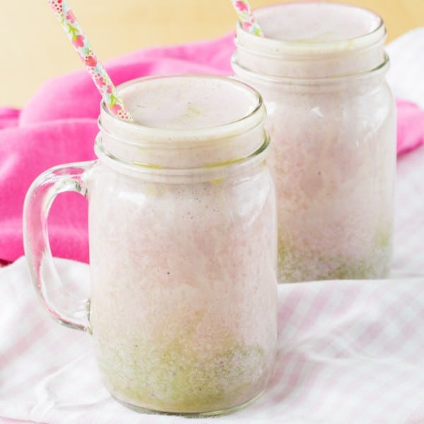 Matcha Swirl Strawberry Banana Smoothies - fuel up with this smoothie recipe that's a healthy copycat of the Starbucks Cherry Blossom Frappuccino | cupcakesandkalechips.com