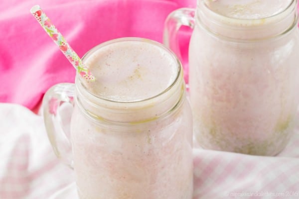 Matcha Swirl Strawberry Banana Smoothies - fuel up with this smoothie recipe that's a healthy copycat of the Starbucks Cherry Blossom Frappuccino | cupcakesandkalechips.com