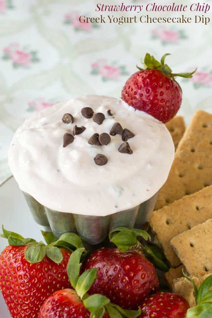 Strawberry Chocolate Chip Greek Yogurt Cheesecake Dip - you only need six ingredients for this healthy dip recipe that's a light sweet treat for an after school snack or dessert. | cupcakesandkalechips.com | gluten free