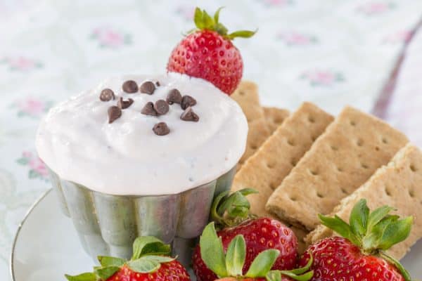 Strawberry Chocolate Chip Greek Yogurt Cheesecake Dip - you only need six ingredients for this healthy dip recipe that's a light sweet treat for an after school snack or dessert. | cupcakesandkalechips.com | gluten free