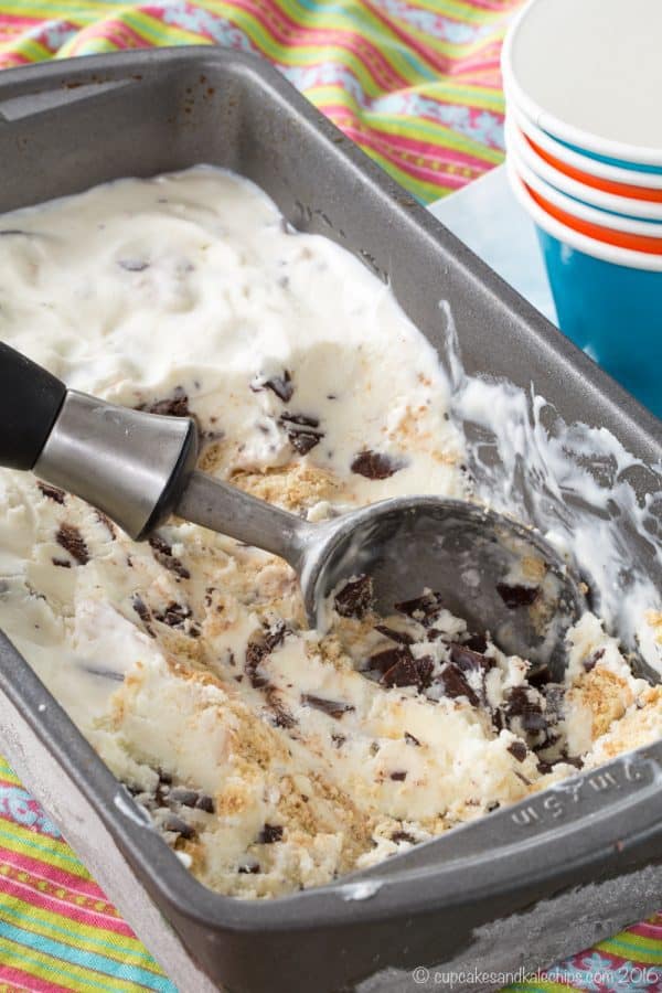 Graham Cracker Chocolate Chunk No-Churn Ice Cream - if you like Bruster's Graham Central Station Ice Cream, you'll love this four-ingredient easy copycat recipe for a sweet dessert treat! | cupcakesandkalechips.com