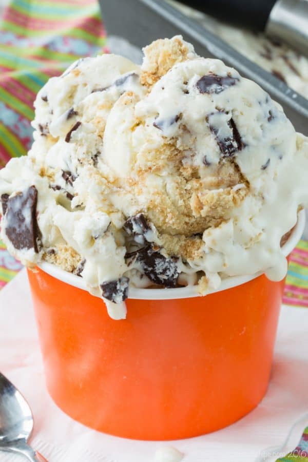 Graham Cracker Chocolate Chunk No-Churn Ice Cream - if you like Bruster's Graham Central Station Ice Cream, you'll love this four-ingredient easy copycat recipe for a sweet dessert treat! | cupcakesandkalechips.com