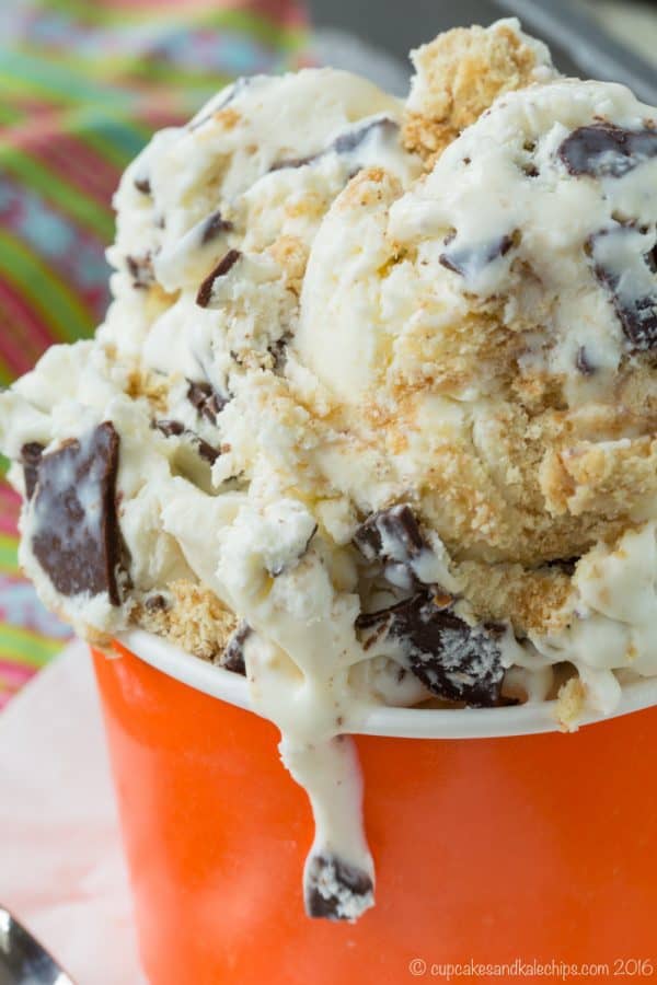 Graham Cracker Chocolate Chunk No-Churn Ice Cream - if you like Bruster's Graham Central Station Ice Cream, you'll love this four-ingredient easy copycat recipe for a sweet dessert treat! | cupcakesandkalechips.com