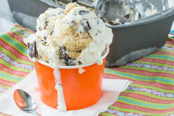 Graham Cracker Chocolate Chunk No-Churn Ice Cream - if you like Bruster's Graham Central Station Ice Cream, you'll love this four-ingredient easy copycat recipe for a sweet dessert treat! | cupcakesandkalechips.com