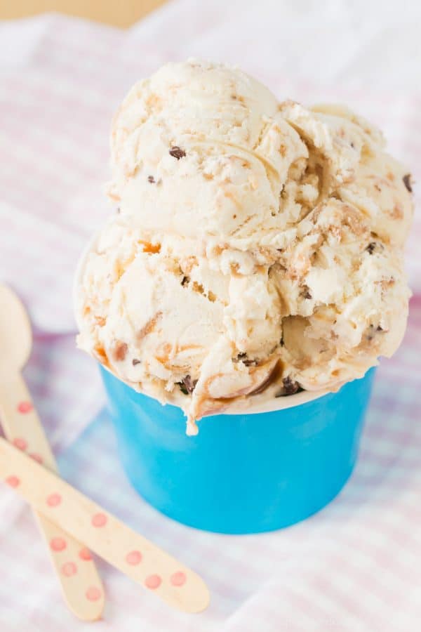 No-Churn Caramel Toffee Chip Cheesecake Ice Cream - a super simple cheesecake-flavored ice cream recipe filled with caramel, toffee and chocolate chips. Only seven ingredients and no ice cream machine needed! | cupcakesandkalechips.com