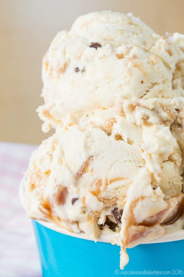 No-Churn Caramel Toffee Chip Cheesecake Ice Cream - a super simple cheesecake-flavored ice cream recipe filled with caramel, toffee and chocolate chips. Only seven ingredients and no ice cream machine needed! | cupcakesandkalechips.com