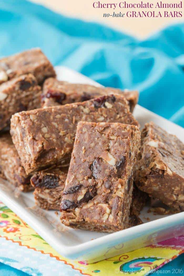 Cherry Chocolate Almond No-Bake Granola Bars - an easy recipe for a healthy snack to pack in a lunchbox that will also satisfy a sweet tooth. Gluten free and dairy free. | cupcakesandkalechips.com