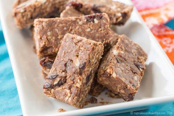 Cherry Chocolate Almond No-Bake Granola Bars - an easy recipe for a healthy snack to pack in a lunchbox that will also satisfy a sweet tooth. Gluten free and dairy free. | cupcakesandkalechips.com