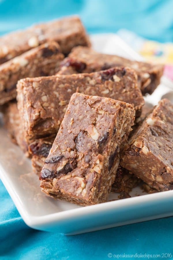 Cherry Chocolate Almond No-Bake Granola Bars - an easy recipe for a healthy snack to pack in a lunchbox that will also satisfy a sweet tooth. Gluten free and dairy free. | cupcakesandkalechips.com