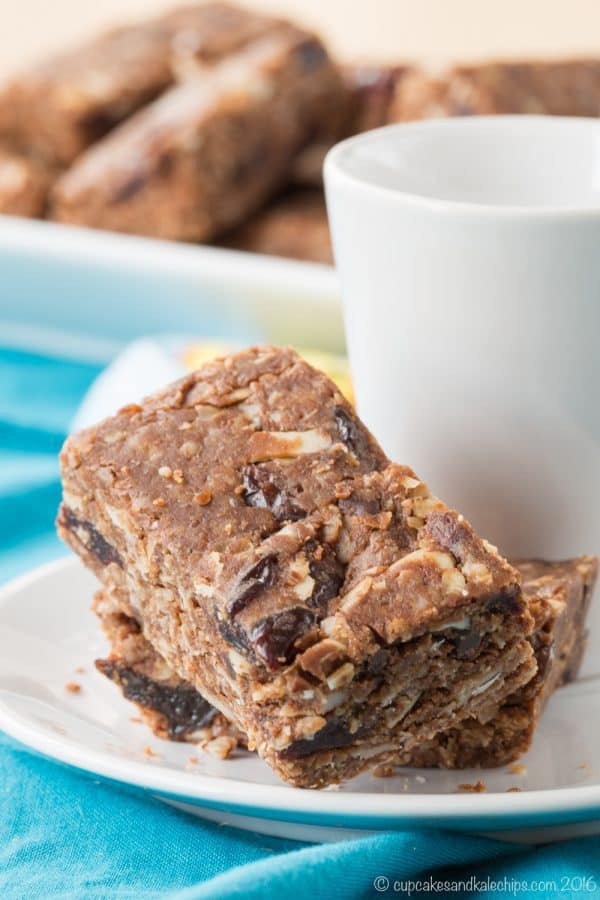 Cherry Chocolate Almond No-Bake Granola Bars - an easy recipe for a healthy snack to pack in a lunchbox that will also satisfy a sweet tooth. Gluten free and dairy free. | cupcakesandkalechips.com