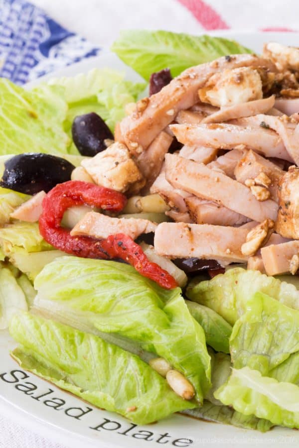 Mediterranean Turkey Mason Jar Salad - layer a simple salad dressing, feta cheese, turkey, veggies, and more for an easy and portable lunch recipe with @jennieorecipes. Gluten free and low carb. #ad | cupcakesandkalechips.com