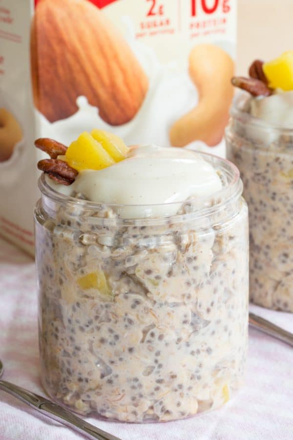 Hummingbird Cake Overnight Oats - all the flavors from the classic southern cake recipe in a protein-packed breakfast made with @LoveMySilk #SilkProteinNutmilk. Gluten free, dairy free, vegan #AD