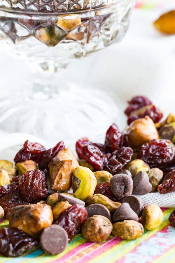 Cherry Chocolate Pistachio Trail Mix - a sweet and salty snack mix that will satisfy you with protein and fiber when afternoon hunger strikes. In the office or outside having fun, you'll love this combination of dried cherries, chocolate chips, pretzels, and Wonderful Pistachios from @getcrackin. #AD