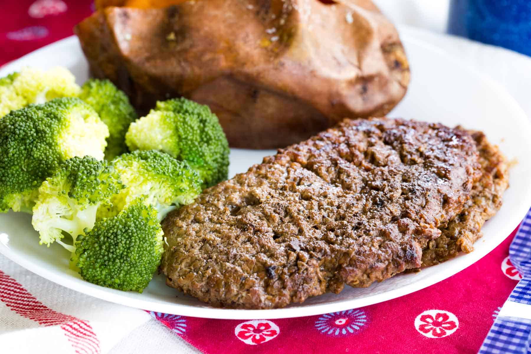 Steaks cubes en fonte à la sauce au worcestershire servis avec des patates douces. et brocoli