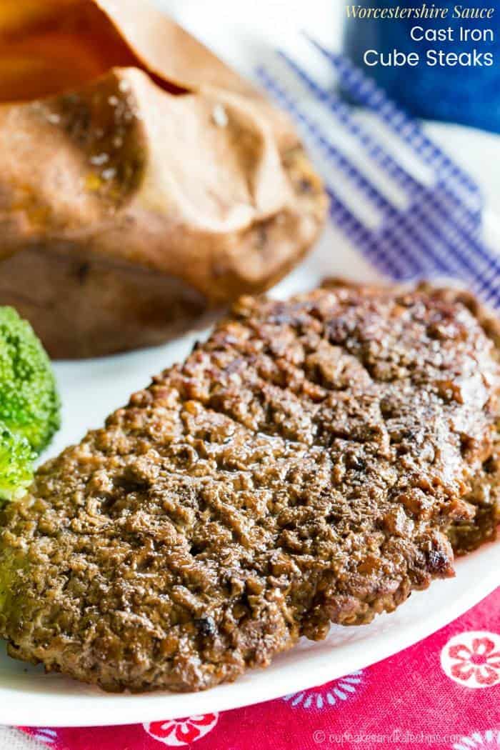 Steak en cubes en fonte sur une assiette