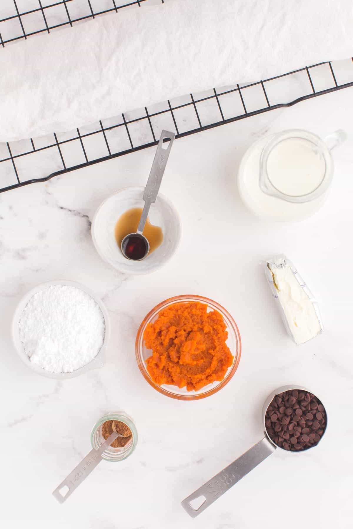 Ingredients for pumpkin cheesecake filling in bowls