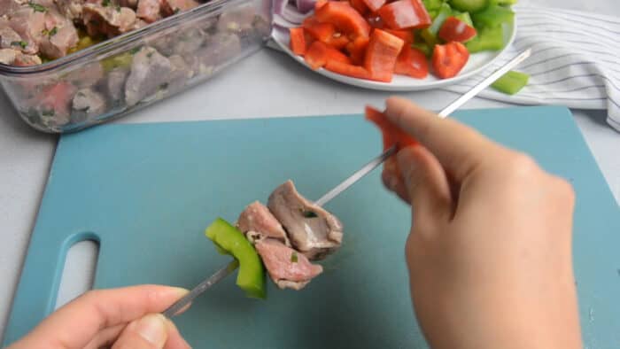 Enfilez les légumes et les cubes de steak mariné sur les brochettes