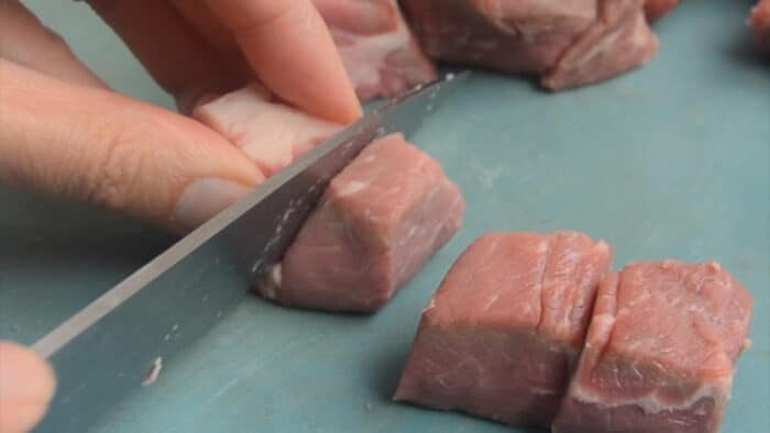 Coupez le haut de ronde de bœuf en cubes pour faire des brochettes