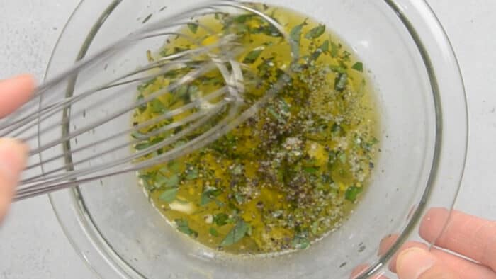 Klop de Griekse ingrediënten voor de biefstukmarinade door elkaar