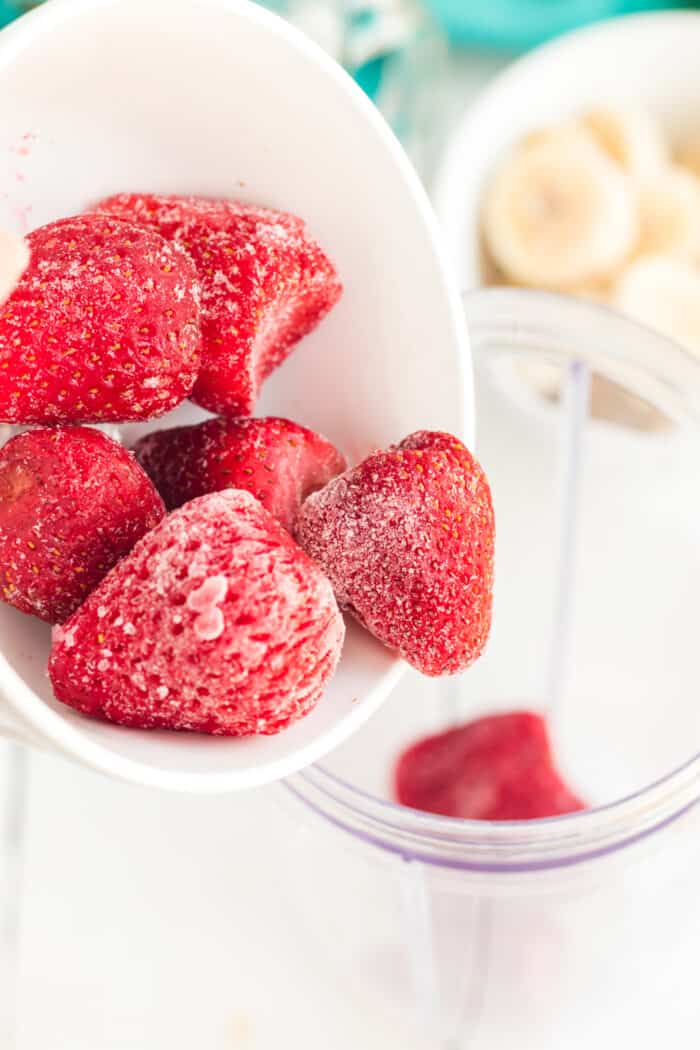 Frozen strawberries to make a smoothie