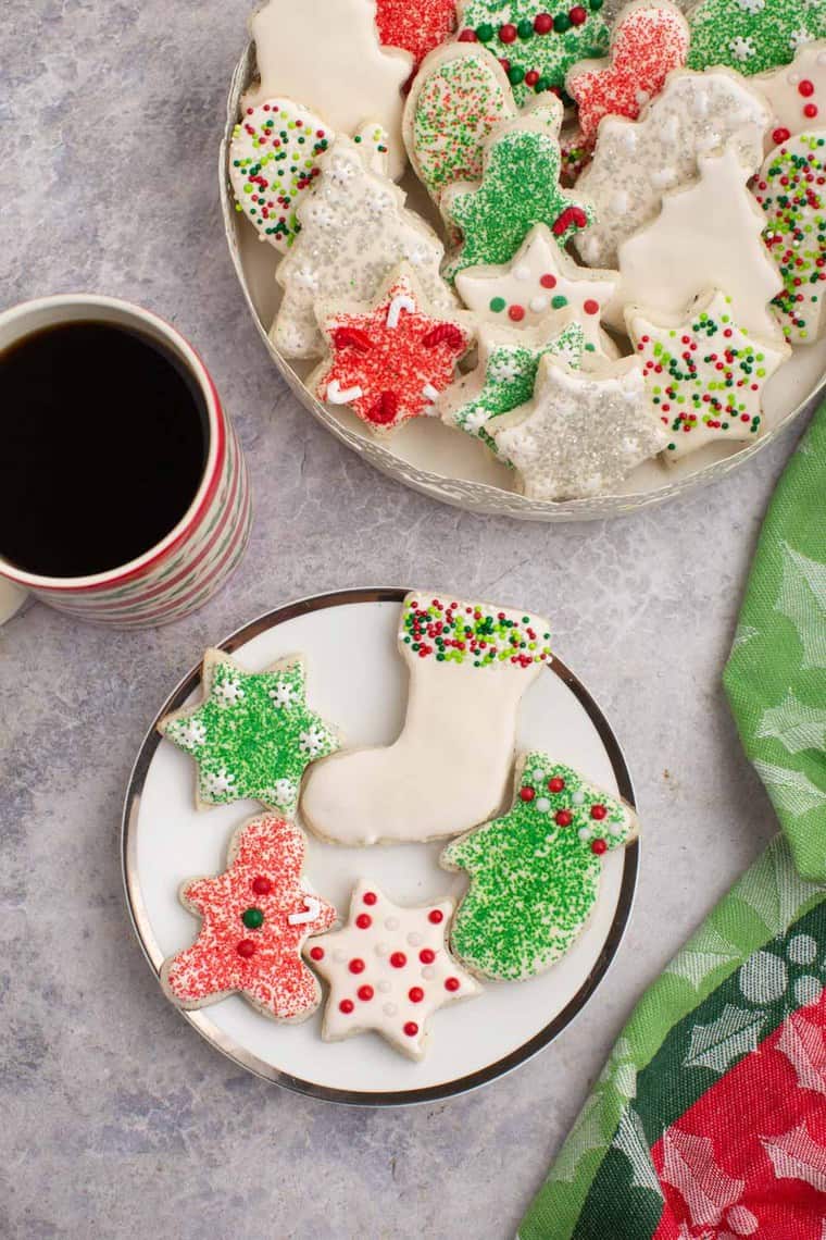 A small white plate with five decorated gluten free chai cookies and more on a plattr