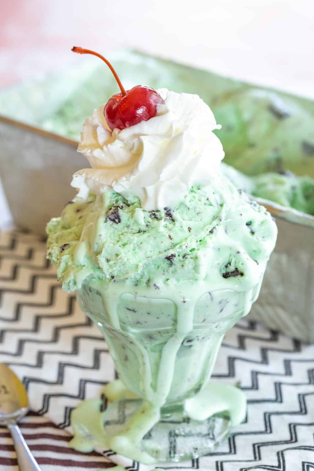 A no-churn mint chocolate chip sundae in a galss dish