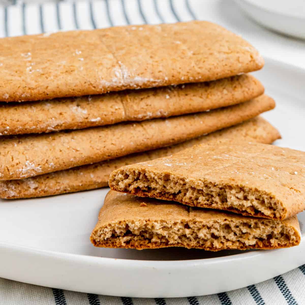 https://cupcakesandkalechips.com/wp-content/uploads/2021/09/Gluten-Free-Graham-Crackers.jpg