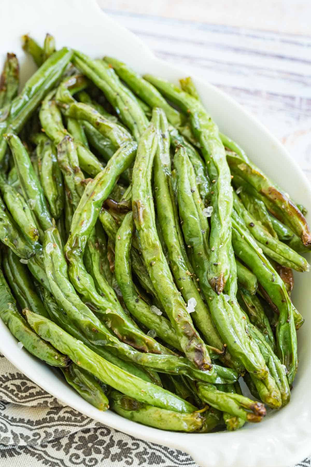 air fryer green beans in a white serving dish