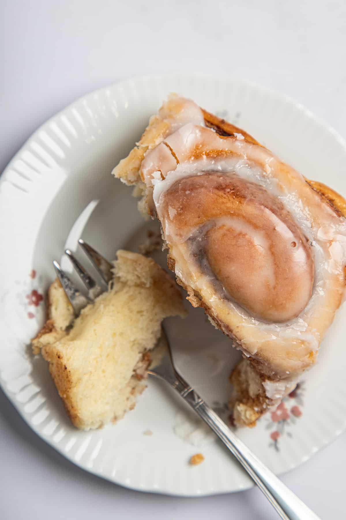 gluten free cinnamonroll on a plate