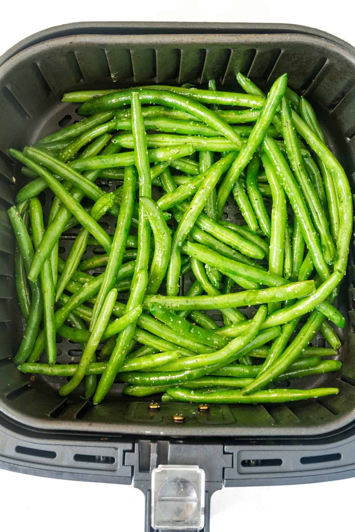 green beans in an air fryer basket