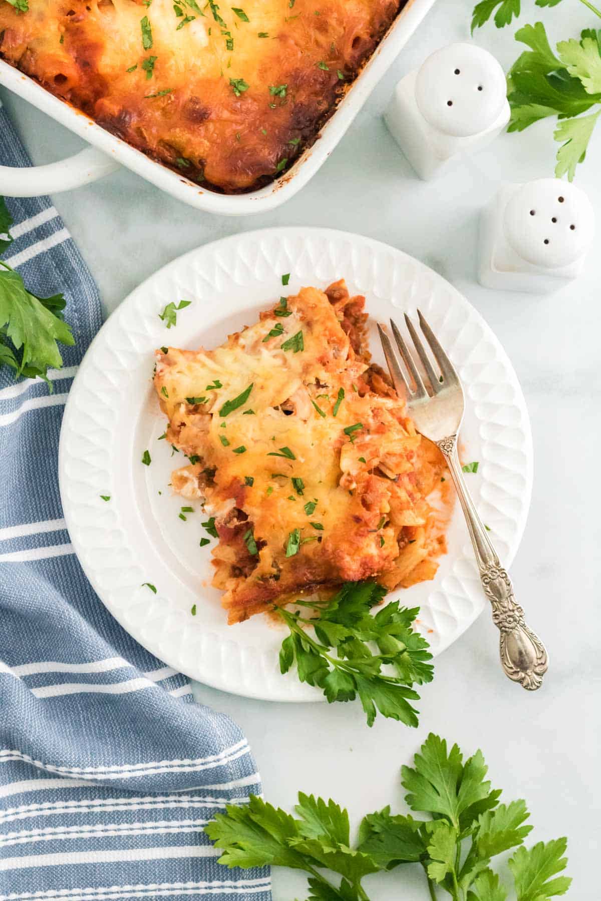 A slice of baked ziti on a plate.