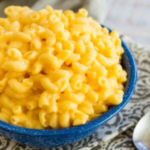 a blue bowl of mac and cheese