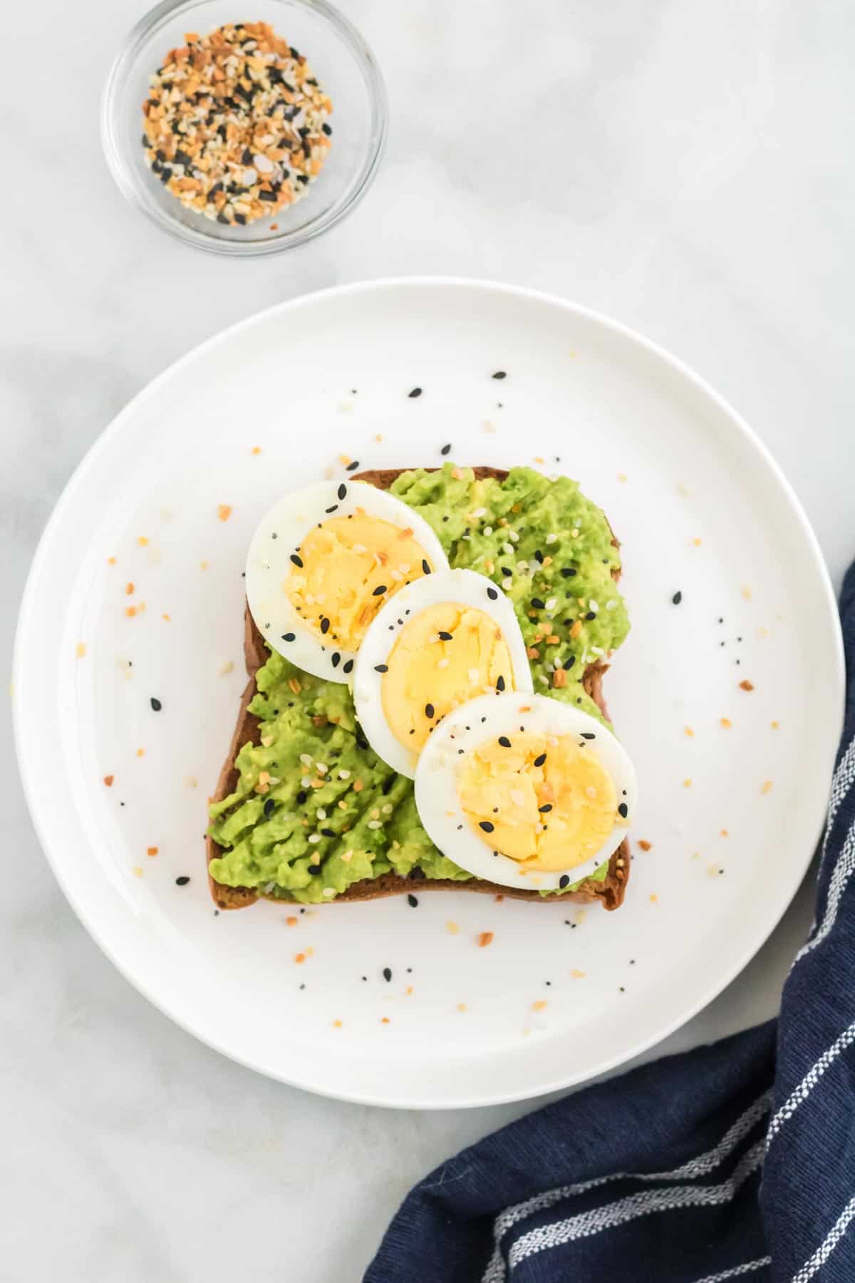 https://cupcakesandkalechips.com/wp-content/uploads/2022/04/How-to-Make-Avocado-Toast-6.jpg