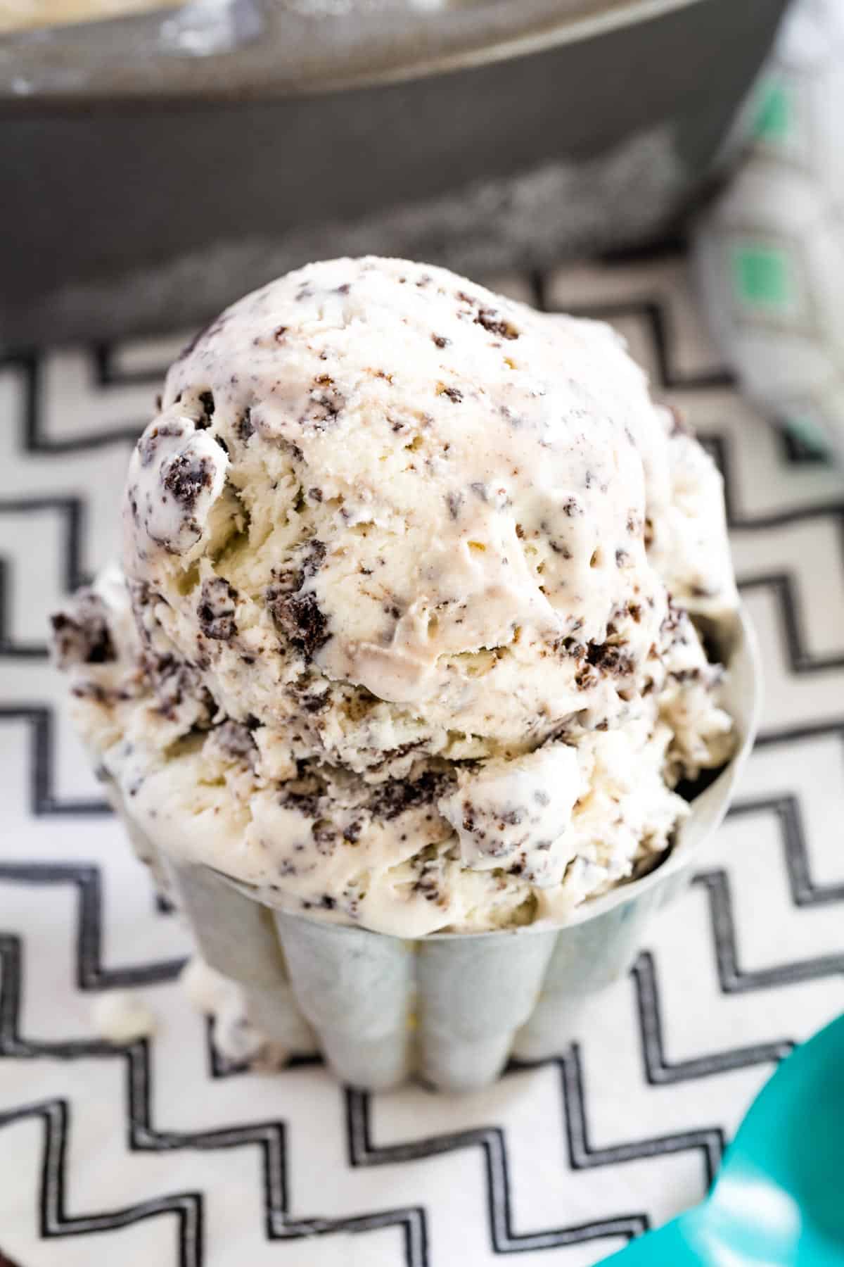 Close up of a scoop of cookies and cream ice cream in a bowl.