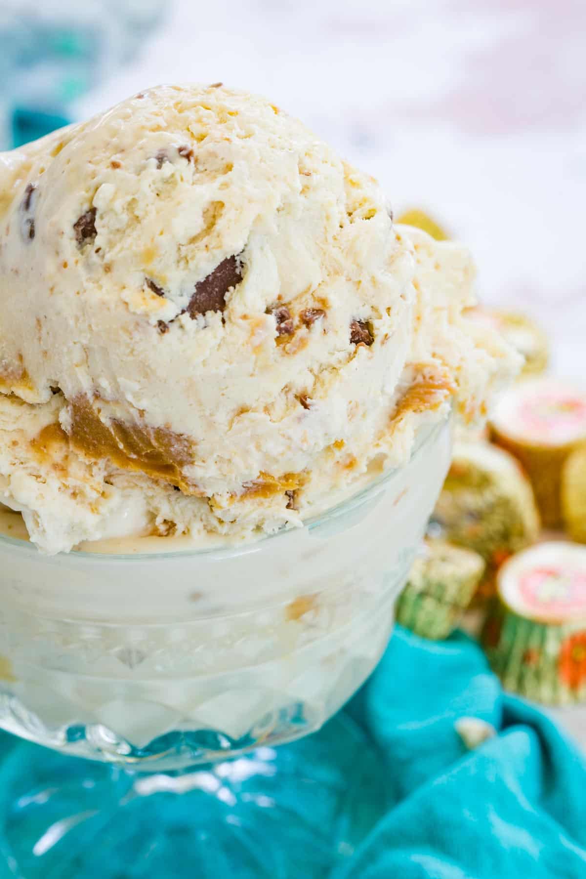 Close up of a serving of no-churn Reese's ice cream in a glass ice cream dish.