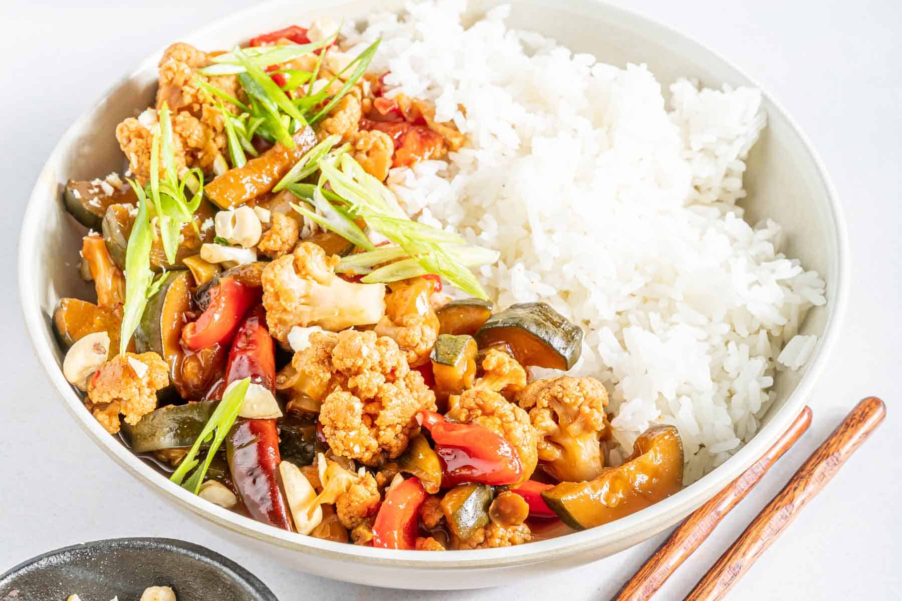 https://cupcakesandkalechips.com/wp-content/uploads/2022/11/Slow-Cooker-Kung-Pao-Cauliflower-Recipe-8.jpg