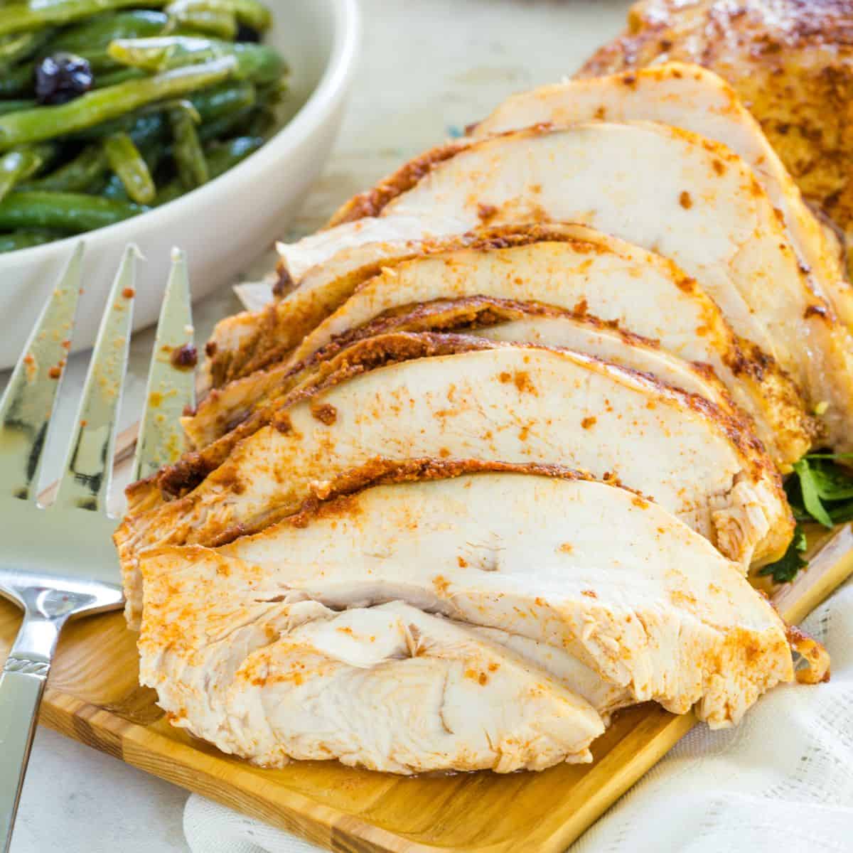 https://cupcakesandkalechips.com/wp-content/uploads/2022/11/Slow-Cooker-Turkey-Breast-Featured.jpeg