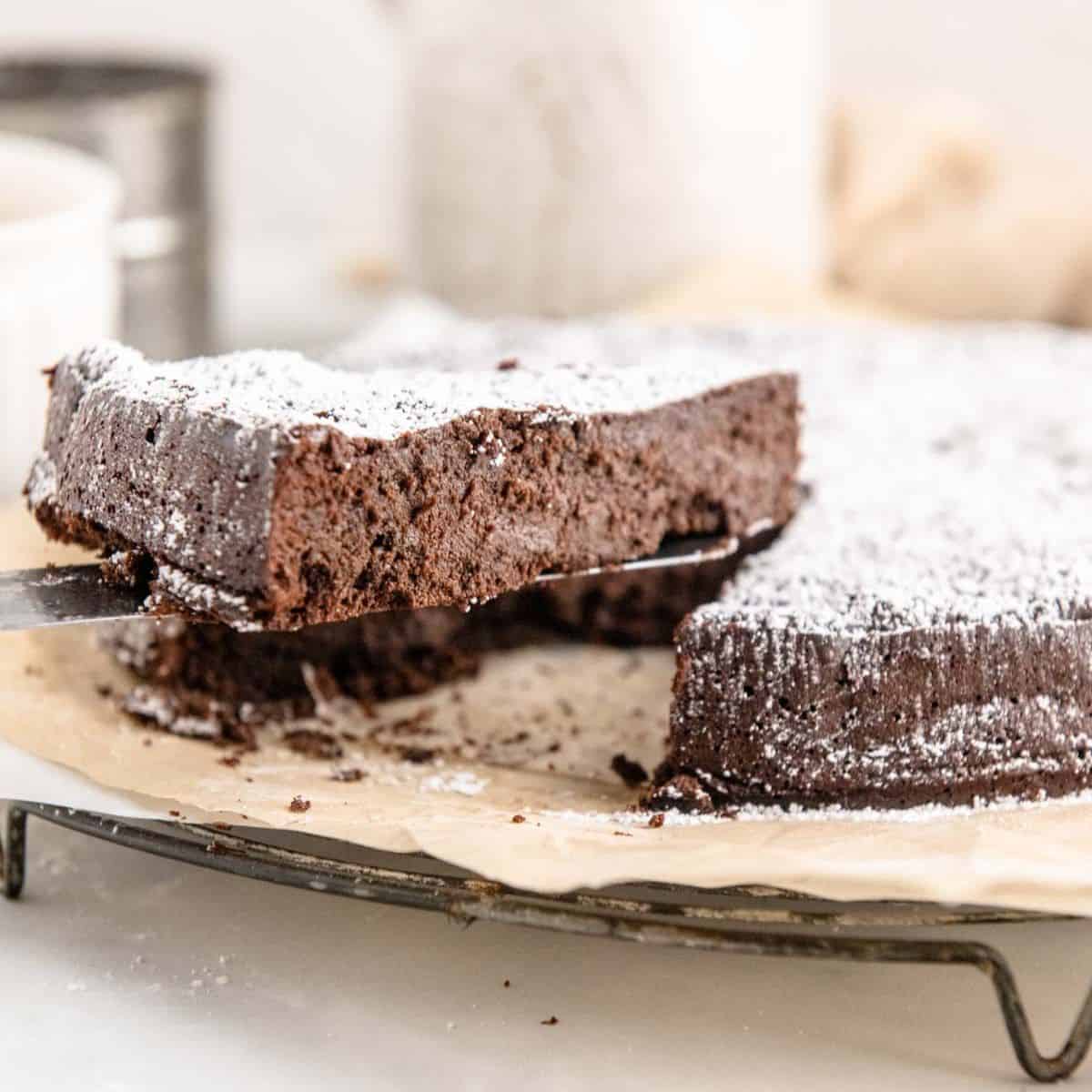 https://cupcakesandkalechips.com/wp-content/uploads/2023/02/Flourless-Chocolate-Torte-Featured.jpeg