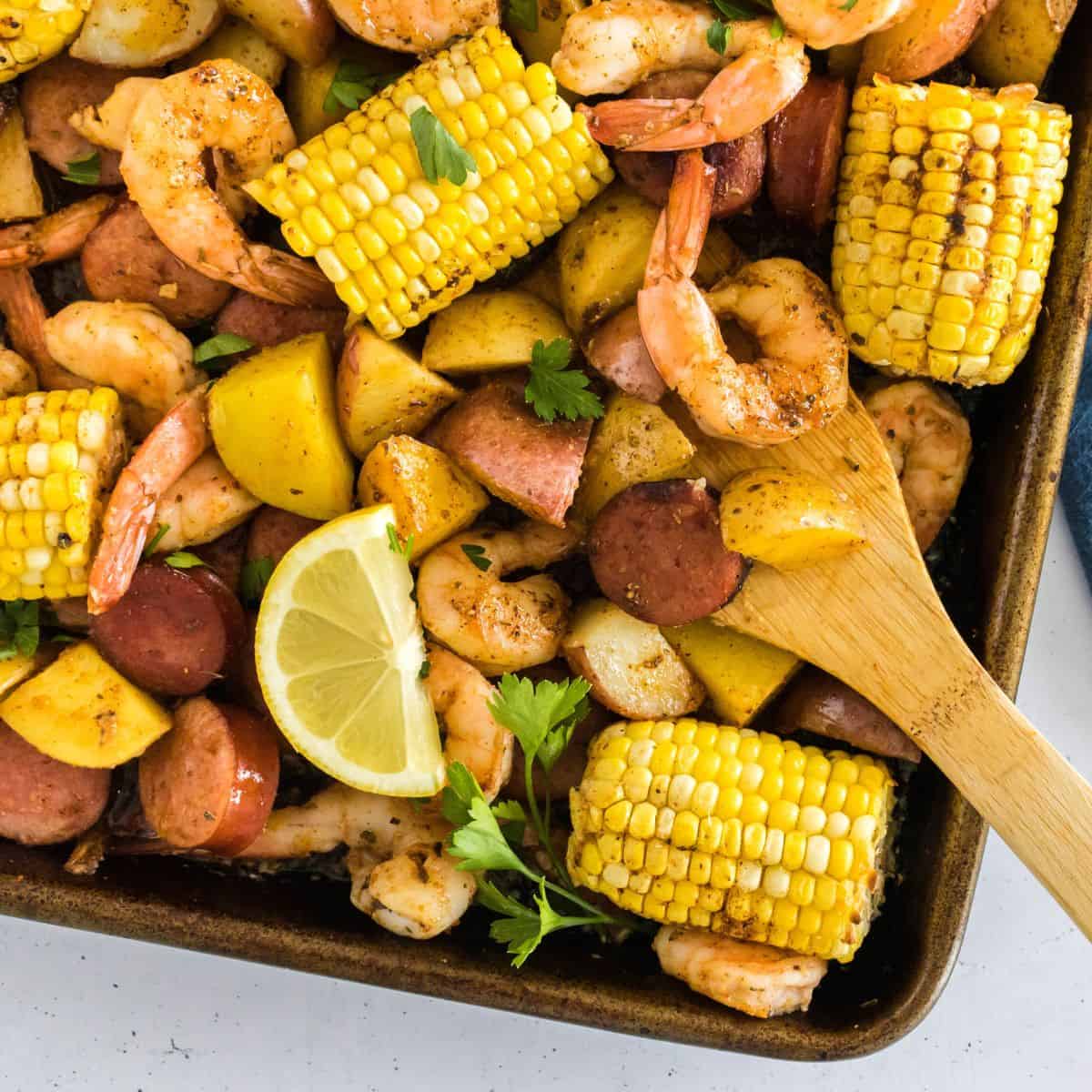 https://cupcakesandkalechips.com/wp-content/uploads/2023/06/Sheet-Pan-Shrimp-Boil-Featured.jpeg