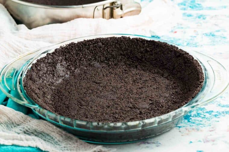 A glass pie pan with an oreo cookie crust.