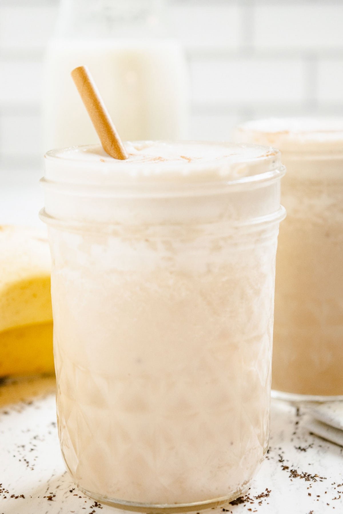 A chai smoothie in a mason jar.