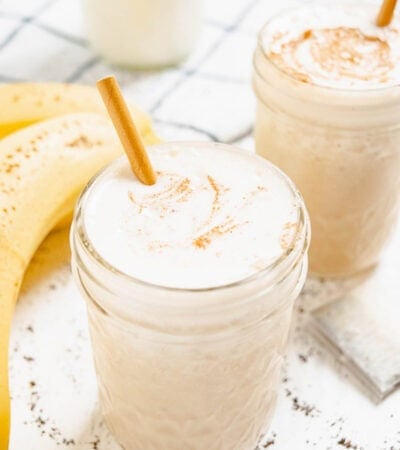 Chai smoothies in mason jars.