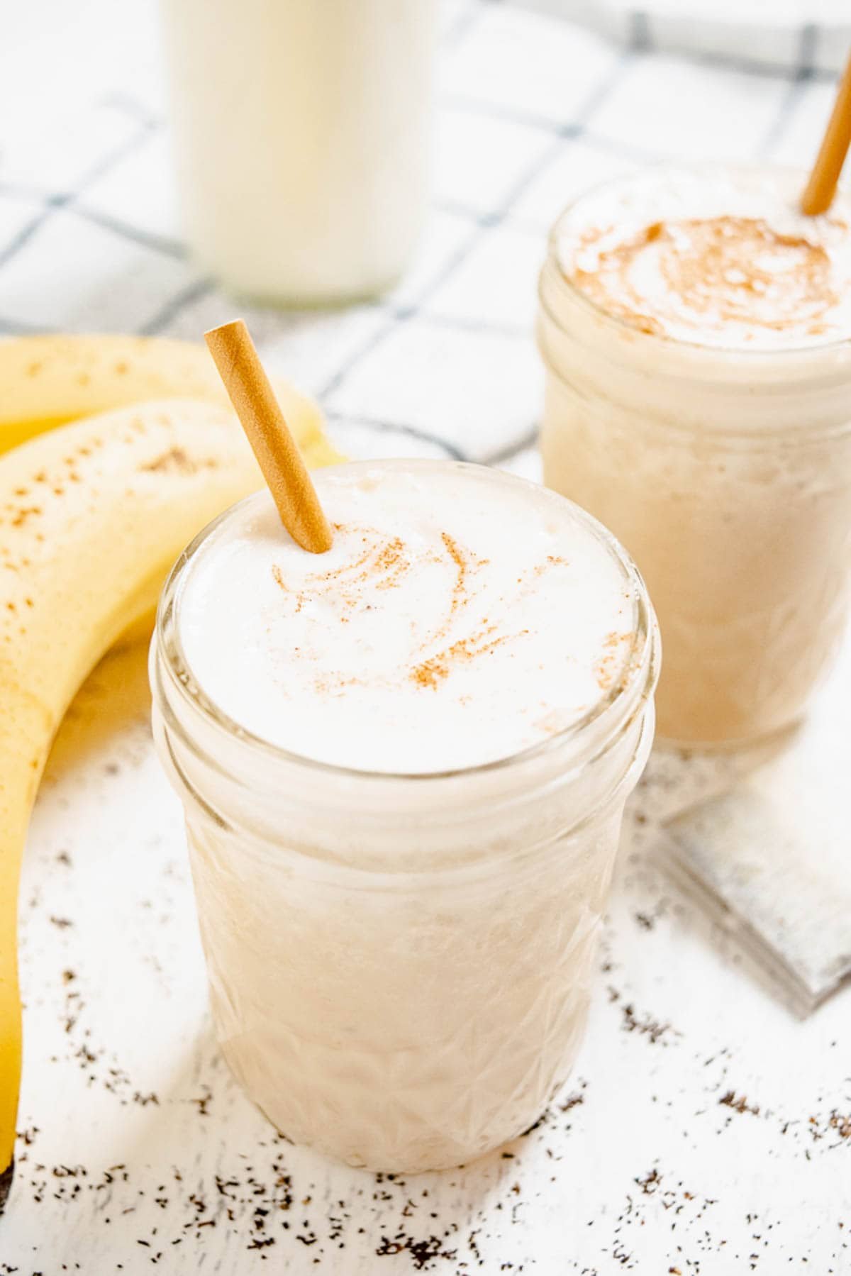 Chai smoothies in mason jars.