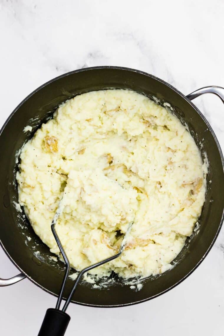 Mashed potatoes in a pot.